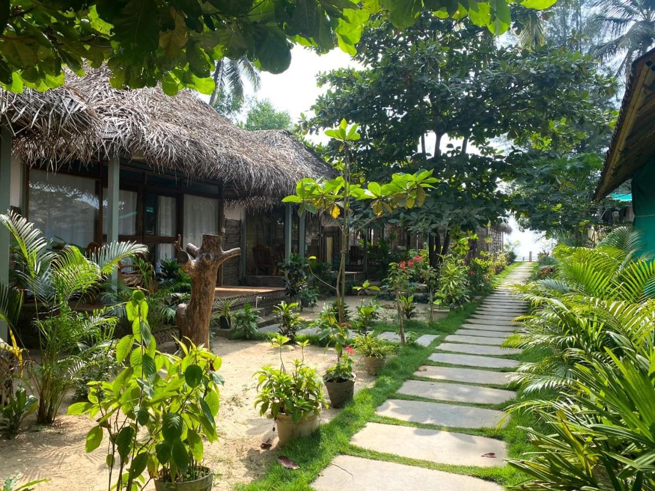 The Coast Beach Resort Agonda Buitenkant foto